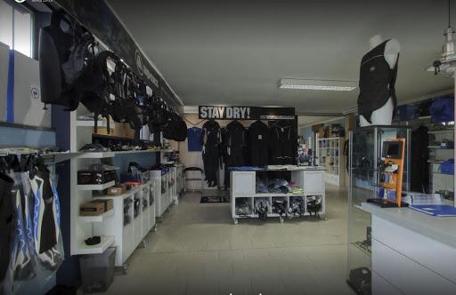 Corsi Ricreativi, Tecnici e Professionali, Store Aqualung e Apeks - Vendita Mute Santi - Revisione Erogatori - Centro Autorizzato Poseidon - Collaudo Bombole - Riparazioni Mute Stagne, Semistagne e Umide - Centro ricarica
