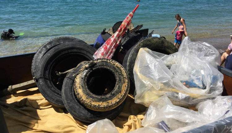 spazzatura fondali su spiaggia garda