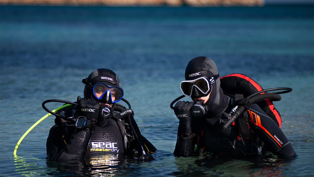 subaquei con attrezzatura sub Seac ed erogatore px 100