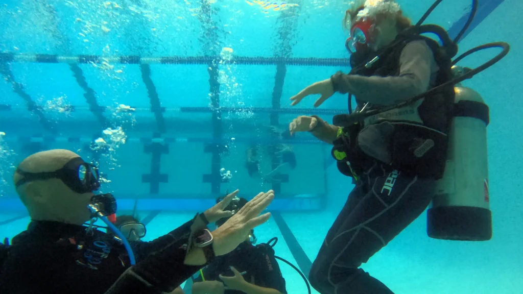 studenti riparano barriera corallina