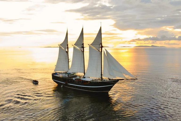 barca sub lusso indonesia 768x512