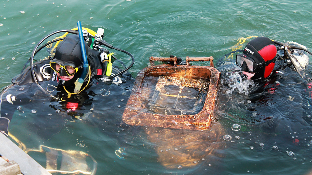 subacquei recuperano rifiuti lago lugano blu pulito