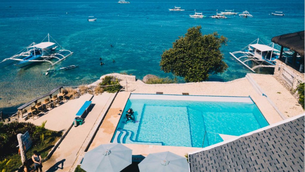 Piscina a sfioro con vista mare al Cebu Seaview Dive Resort, Moalboal, Filippine.