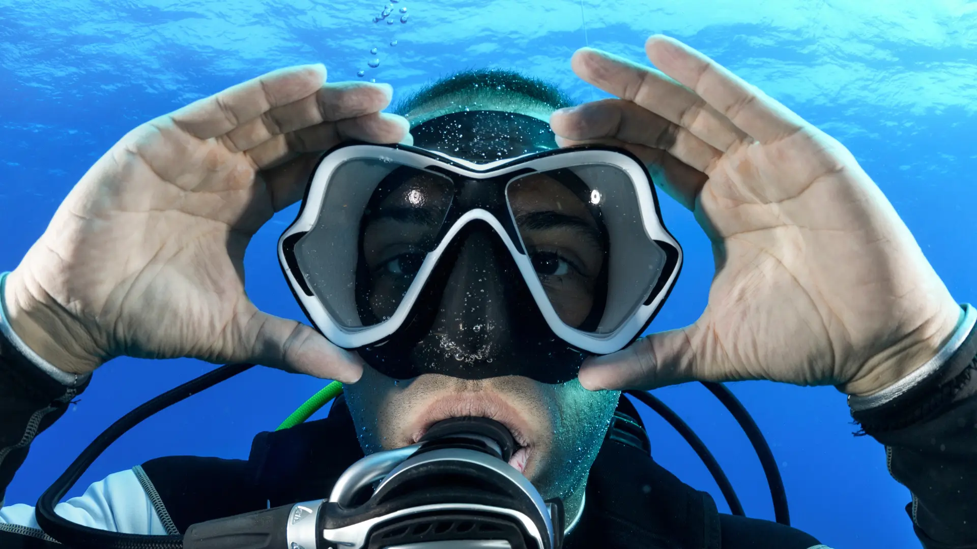 Permettono di spingere il corpo sott’acqua trasformando il movimento delle gambe in propulsione e controllo della direzione. Si distinguono in modelli a scarpetta chiusa e con cinghiolo per calzari, con differenze in comfort, potenza e utilizzo.